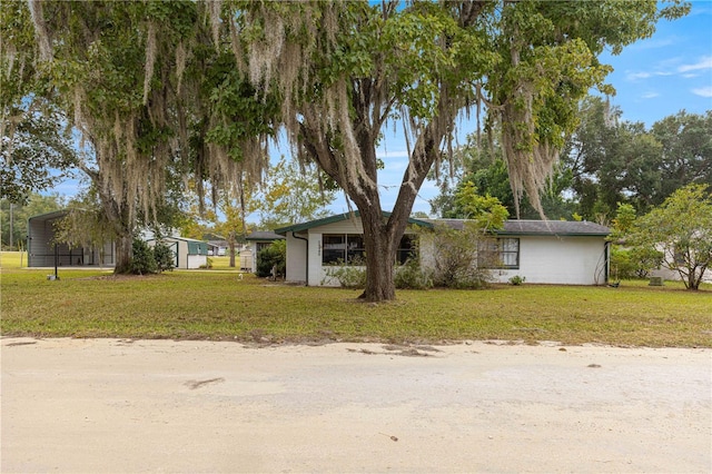 view of front facade featuring a front yard