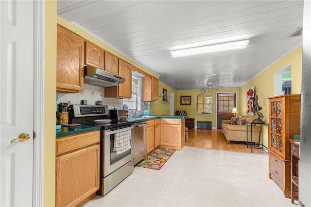 kitchen featuring stainless steel appliances, sink, ceiling fan, crown molding, and backsplash