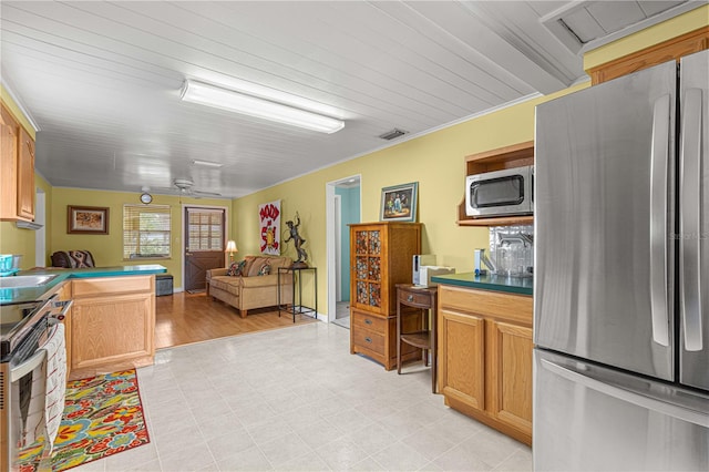 kitchen with light wood-type flooring, stainless steel appliances, ceiling fan, and crown molding