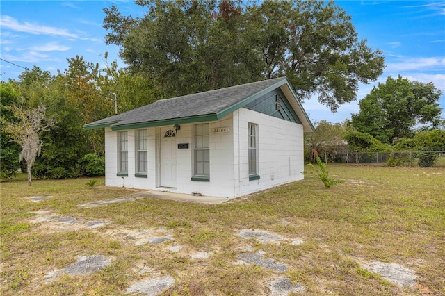 view of outdoor structure featuring a yard