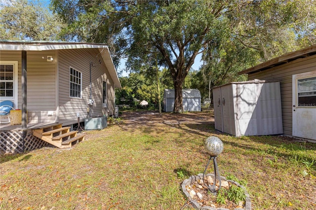 view of yard with a shed