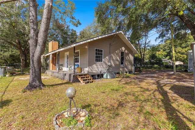 view of front of home featuring a front yard