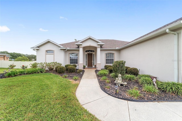 view of front of property featuring a front yard