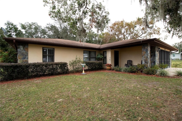 single story home with a front yard