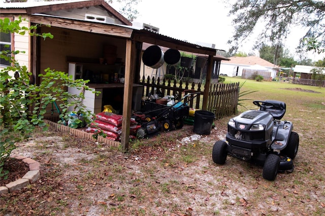 view of yard featuring an outbuilding