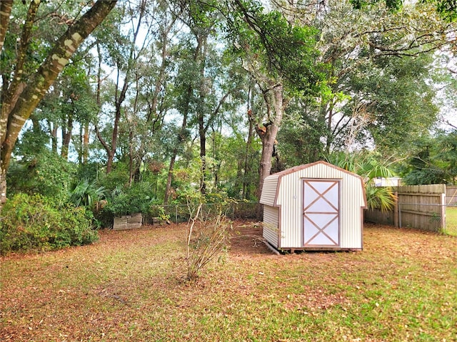 view of yard featuring a storage unit