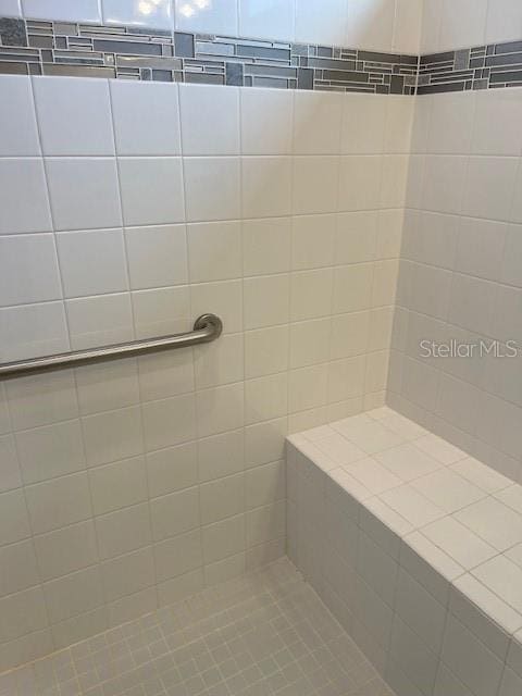 bathroom featuring a tile shower