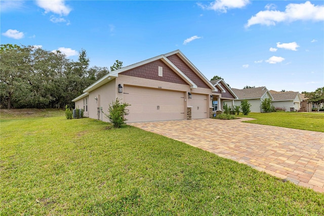 view of front of home featuring a garage, central AC unit, and a front yard