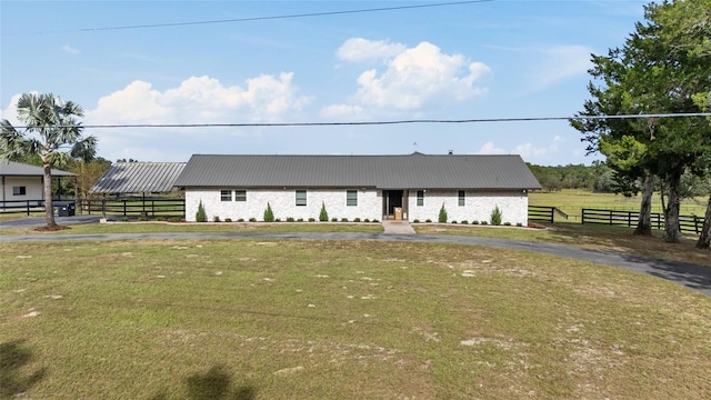 view of front of home featuring a front lawn