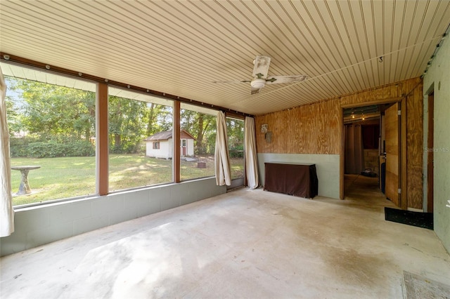 unfurnished sunroom with plenty of natural light and ceiling fan