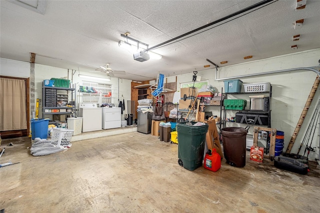 garage with independent washer and dryer, a garage door opener, and ceiling fan