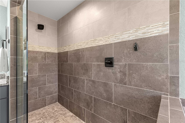 bathroom featuring a tile shower