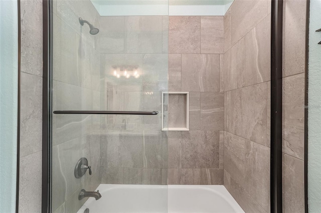 bathroom with tiled shower / bath combo