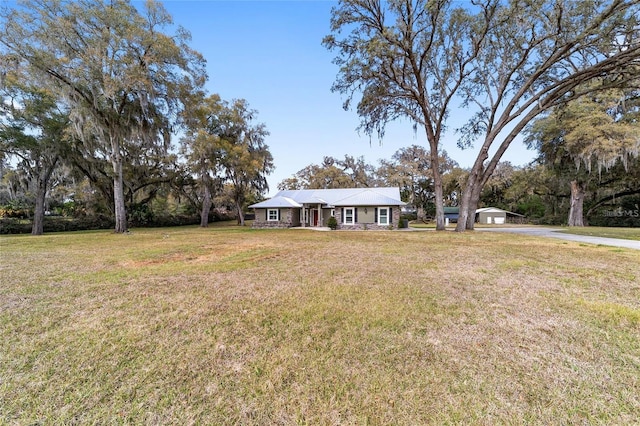 single story home with a front yard