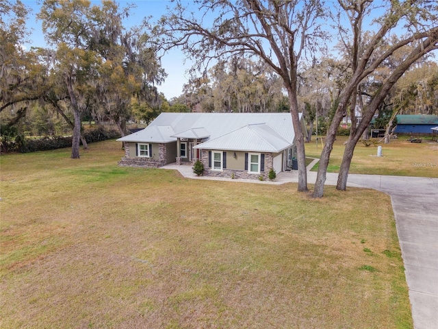 ranch-style home featuring a front lawn