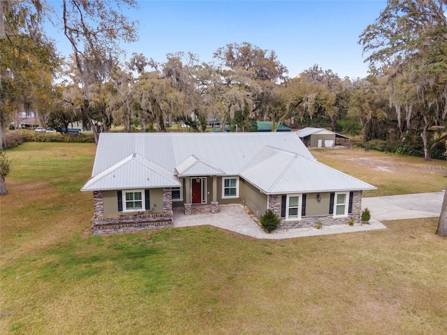 view of front of property featuring a front yard