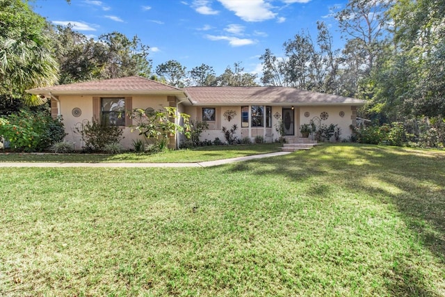 single story home with a front lawn