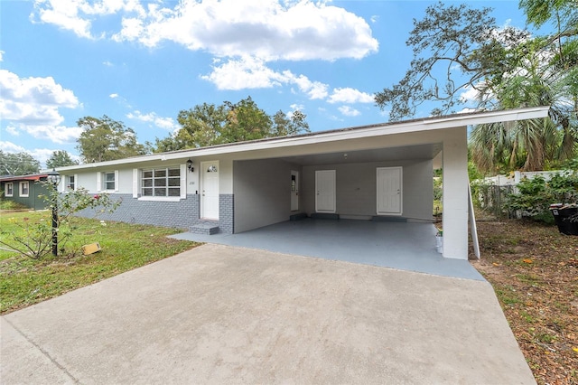 view of front of home with a carport and a front yard