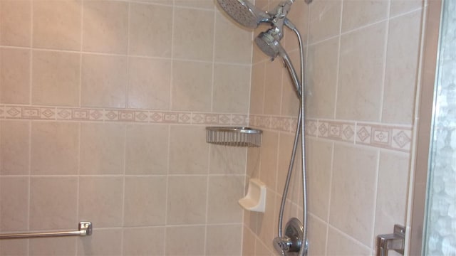 bathroom featuring a tile shower