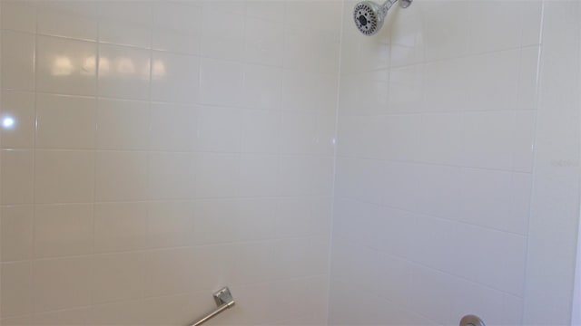 interior details with tiled shower / bath combo