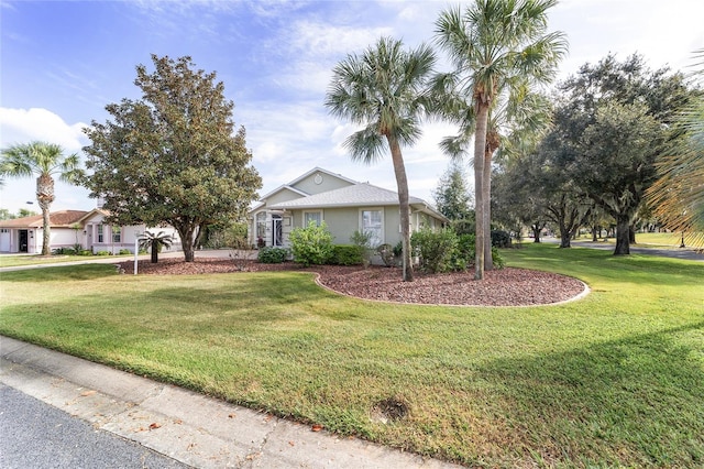 view of front facade featuring a front lawn