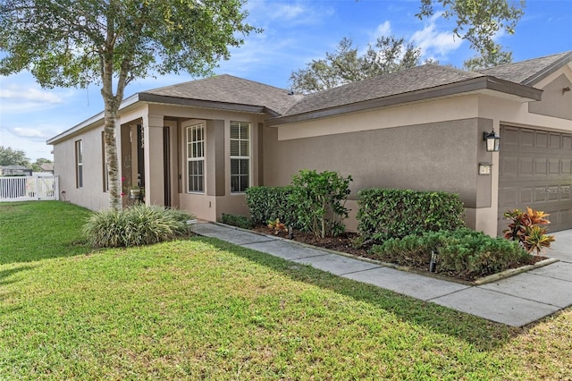 view of front of home featuring a front yard and a garage