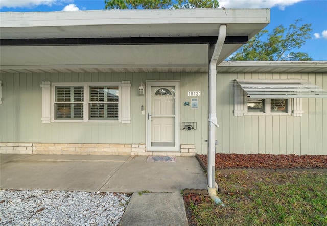 entrance to property featuring covered porch