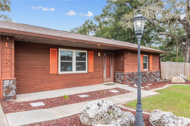 single story home featuring a front yard