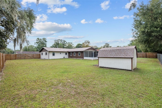 view of yard featuring a storage shed