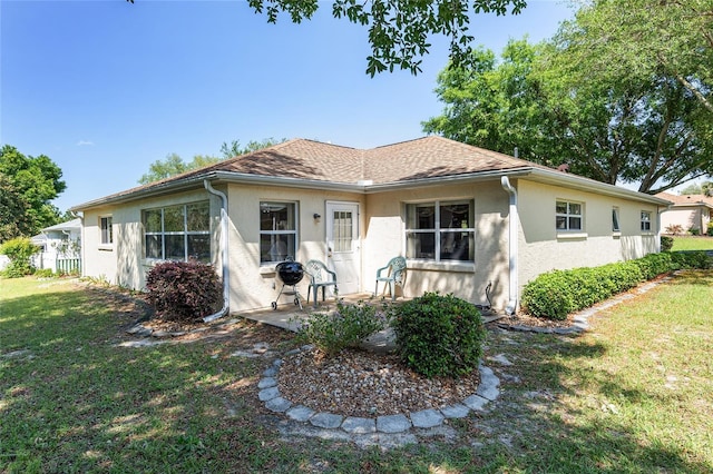 view of front facade featuring a patio and a front lawn