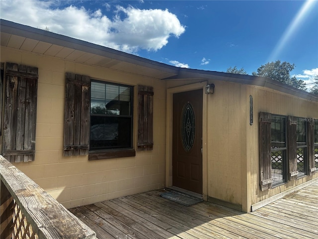 property entrance featuring a deck