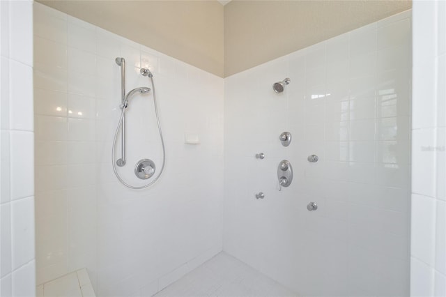 bathroom featuring a tile shower