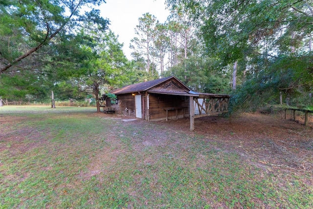 view of yard with an outbuilding