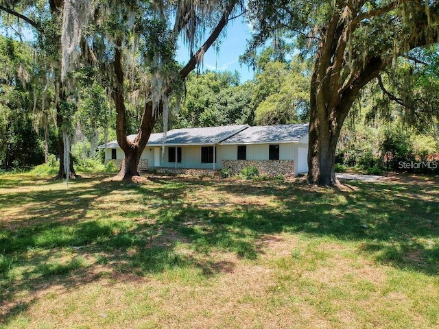 ranch-style home featuring a front lawn