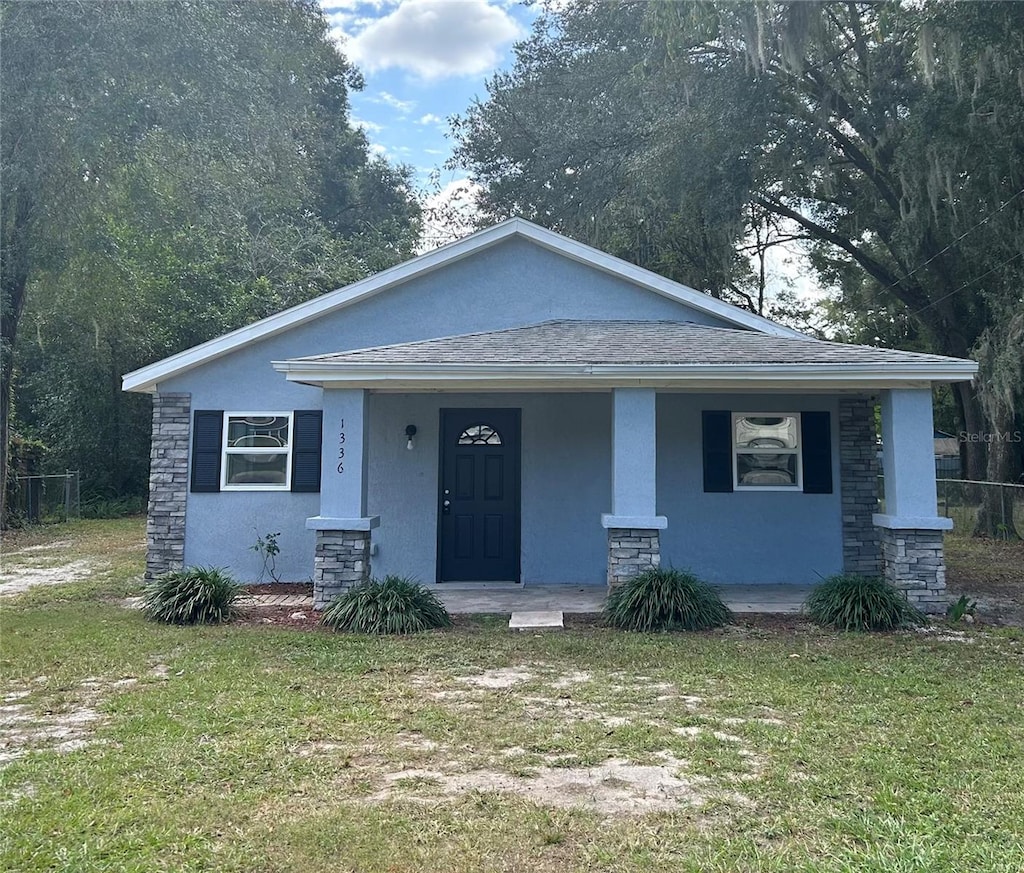 view of front facade featuring a front yard