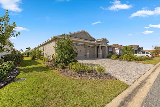 view of front of property featuring a front lawn and a garage