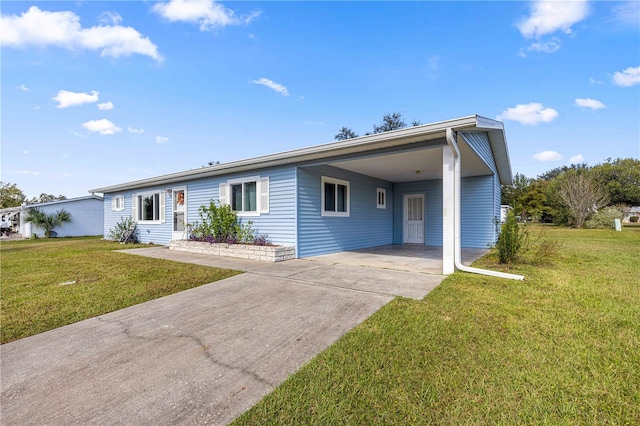 view of front of house featuring a carport and a front lawn