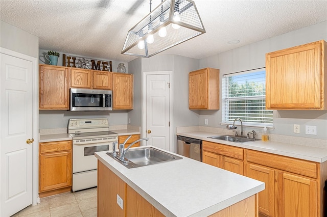 kitchen with sink, an island with sink, stainless steel appliances, and a textured ceiling