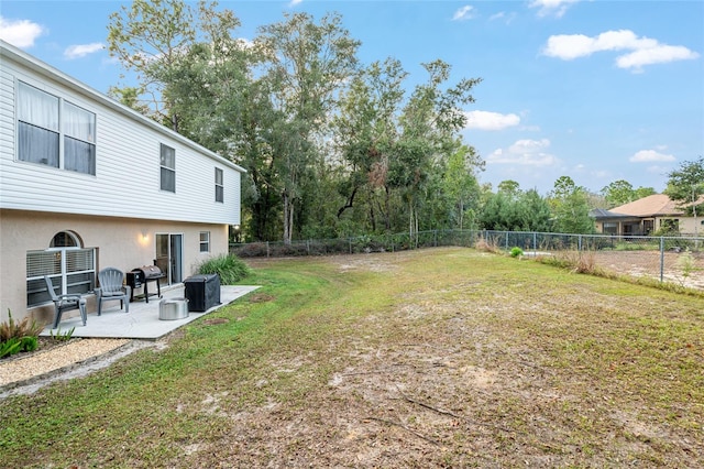 view of yard featuring a patio area