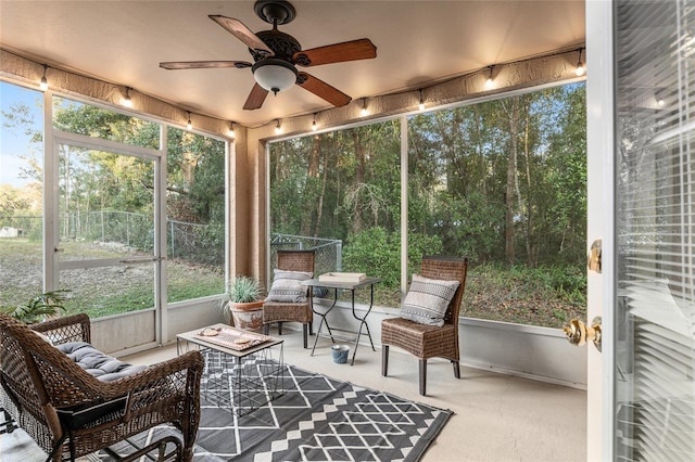 sunroom with ceiling fan