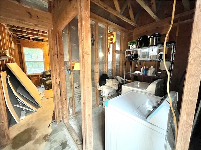 washroom featuring washing machine and clothes dryer