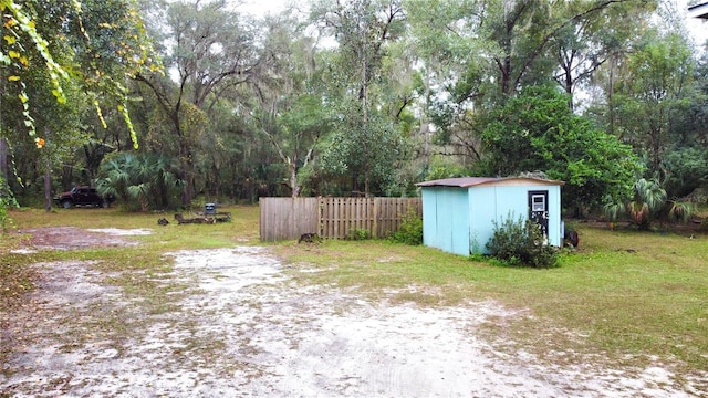 view of yard featuring a storage unit