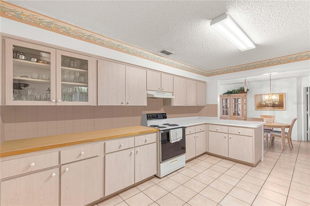 kitchen featuring decorative backsplash, kitchen peninsula, a textured ceiling, white electric stove, and hanging light fixtures