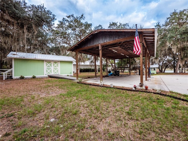 view of yard featuring an outdoor structure