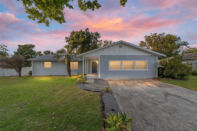 single story home featuring a lawn