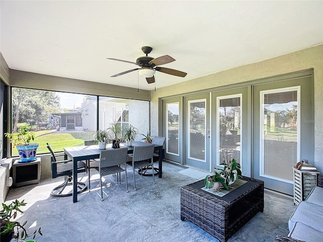 sunroom with ceiling fan