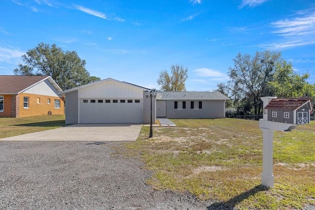 view of front of property featuring a front yard and a garage