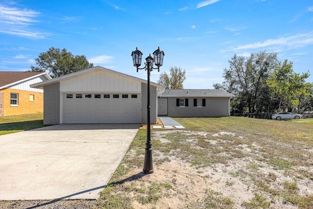 single story home with a front lawn