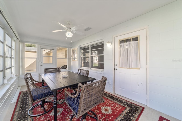 sunroom with ceiling fan