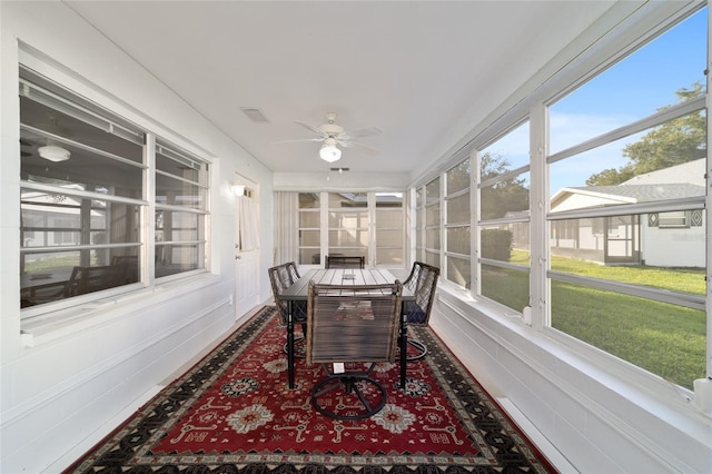 sunroom with ceiling fan